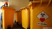 Seorang petugas tengah merapikan limbah medis di RSUD Kabupaten Tangerang, Senin (29/6/2020).