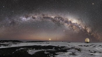 Pemandangan Antartika berpadu dengan Milky Way dalam foto berjudul Gran Firmamento karya Jorgelina Alvarez. Foto: Jorgelina Alvarez/Milky Way Photographer of the Year