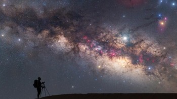 Alone_Together in the Stardust karya Marco Carotenuto. Foto mengagumkan ini diambil di Gurun Sahara. Foto: Marco Carotenuto/Milky Way Photographer of the Year