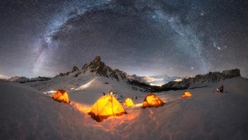 Lengkungan Milky Way terlihat jelas di foto Base Camp yang diambil oleh Giulio Cobianchi. Foto ini diambil di Dolomites, Italia saat musim dingin. Foto: Giulio Cobianchi/Milky Way Photographer of the Year