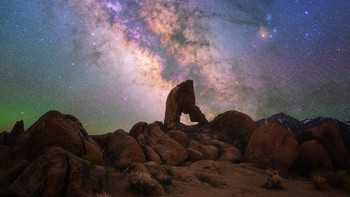 Desert Nights karya Peter Zelinka. Warna-warni Milky Way ini dilihat dari Alabama Hills, AS. Foto: Peter Zelinka/Milky Way Photographer of the Year