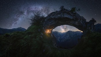 Dua lengkungan yang menakjubkan ditangkap oleh Pablo Ruiz García dalam fotonya yang berjudul Double Arch. Selain lengkungan Milky Way, foto ini juga memperlihatkan lengkungan batu di pegunungan Picos de Europa di Spanyol. Foto: Pablo Ruiz García/Milky Way Photographer of the Year