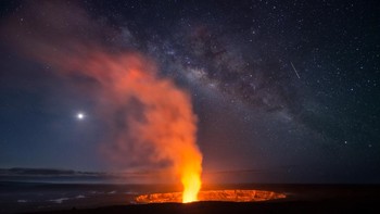 Milky Way dan semburan gunung berapi Kilauea di Hawaii, AS berpadu dalam foto Elemental karya Miles Morgan. Foto: Miles Morgan/Milky Way Photographer of the Year
