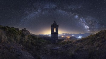 Lengkungan Milky Way membingkai biara yang berada di Ávila, Spanyol. Foto berjudul Enchanted Monastery ini diambil oleh Ramón Morcillo. Foto: Ramón Morcillo/Milky Way Photographer of the Year