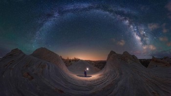 Julio Castro menangkap lengkungan Milky Way di atas bebatuan di Kanab, AS dalam foto berjudul Good Night Utah. Foto: Julio Castro/Milky Way Photographer of the Year