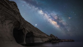 A Night at the Caves karya Sam Sciluna. Foto ini diambil di Gua Ta Marija, Malta. Foto: Sam Sciluna/Milky Way Photographer of the Year