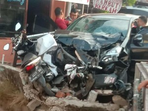 Minibus Seruduk 5 Motor di Bogor, 6 Orang Luka-luka