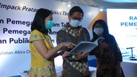 Direktur Utama PT Impack Pratama Industri Tbk. (IMPC) Haryanto Tjiptodihardjo (tengah) berbincang dengan Direktur Lisan (kiri) dan Direktur Lindawati di sela-sela Rapat Umum Pemagang Saham Tahunan dan Luar Biasa di Jakarta, Senin (29/6/2020).