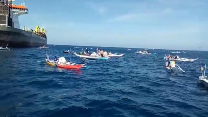Nelayan di Laut Makassar mengepung kapal penambang pasir (dok. Istimewa).