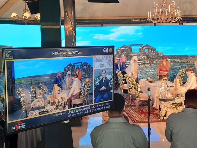 Yurry menambahkan dengan teknologi virtual calon mempelai tetap bisa menggelar resepsi secara aman sesuai dengan protokol COVID-19. Tamu undangan pun tetap bisa hadir dengan teknologi video call. Jadi untuk teman-teman mempelai tetap bisa hadir dan menyaksikan resepsi melalui video call, ujarnya. Foto: Jauh Hari Wawan S/detikcom