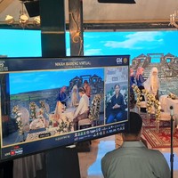 Yurry menambahkan dengan teknologi virtual calon mempelai tetap bisa menggelar resepsi secara aman sesuai dengan protokol COVID-19. Tamu undangan pun tetap bisa hadir dengan teknologi video call. Jadi untuk teman-teman mempelai tetap bisa hadir dan menyaksikan resepsi melalui video call, ujarnya. Foto: Jauh Hari Wawan S/detikcom