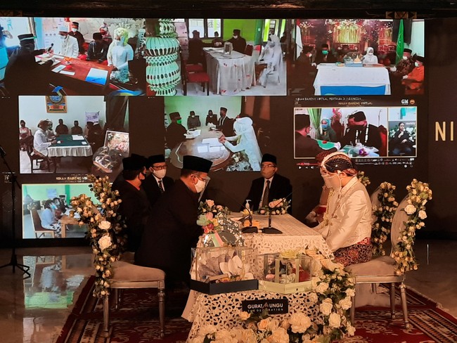 Ada 10 pasangan yang menikah bareng secara virtual. Pasangan yang menikah secara virtual itu berada di empat lokasi yang berbeda. Foto: Jauh Hari Wawan S/detikcom