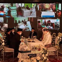 Ada 10 pasangan yang menikah bareng secara virtual. Pasangan yang menikah secara virtual itu berada di empat lokasi yang berbeda. Foto: Jauh Hari Wawan S/detikcom