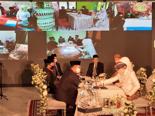 Dalam rangka menggeliatkan lagi sektor industri ekonomi kreatif terutama pada bidang event organizer (EO) di Yogyakarta muncul ide nikah virtual. Acara nikah virtual bertajuk Nikah Bareng Virtual Pertama di Indonesia yang digagas oleh GM Production dan Fortais (Forum Taaruf Indonesia) Bantul pun digelar pada hari ini Senin (29/6/2020). Foto: Jauh Hari Wawan S/detikcom