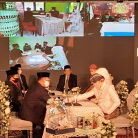 Dalam rangka menggeliatkan lagi sektor industri ekonomi kreatif terutama pada bidang event organizer (EO) di Yogyakarta muncul ide nikah virtual. Acara nikah virtual bertajuk Nikah Bareng Virtual Pertama di Indonesia yang digagas oleh GM Production dan Fortais (Forum Taaruf Indonesia) Bantul pun digelar pada hari ini Senin (29/6/2020). Foto: Jauh Hari Wawan S/detikcom