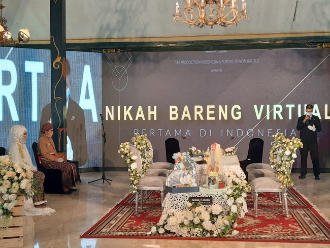 Prosesi pernikahan bareng secara virtual pertama di Indonesia ini dapat menjadi inspirasi di era new normal. Pernikahan virtual pun diyakininya bisa jadi solusi terbaik bagi calon pengantin yang ingin melangsungkan pernikahan di tengah pandemi COVID-19. Foto: Jauh Hari Wawan S/detikcom