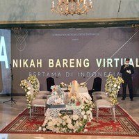 Prosesi pernikahan bareng secara virtual pertama di Indonesia ini dapat menjadi inspirasi di era new normal. Pernikahan virtual pun diyakininya bisa jadi solusi terbaik bagi calon pengantin yang ingin melangsungkan pernikahan di tengah pandemi COVID-19. Foto: Jauh Hari Wawan S/detikcom