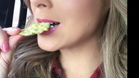  Tak tampak kerutan sama sekali, Nora pasang pose imut saat menikmati keripik sebagai teman ngemilnya. Foto: Instagram @norasalinastv