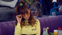 Meski sudah berusia 44 tahun tapi Nora tetap terlihat seperti remaja. Lihat saja nih pose kerennya saat berada di restoran untuk keperluan acara yang dibintanginya. Foto: Instagram @norasalinastv