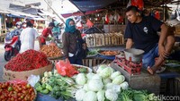 Kondisi pasar yang becek, bau dan semrawut juga dikeluhkan para pedagang.