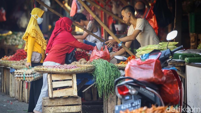 Pandemi Corona membuat omzet pedagang di Pasar Kemiri Muka, Depok, Jawa Barat, turun drastis. Pedagang mengeluhkan sepinya para pembeli yang dayang.
