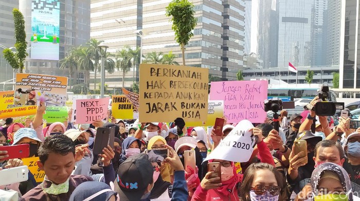 Orang tua murid demo Kemendikbud terkait syarat usia PPDB DKI