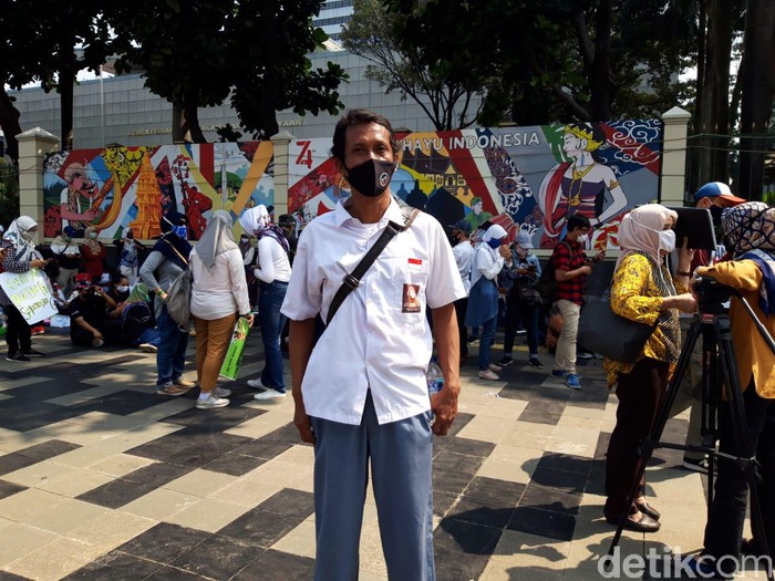 Ortu bernama Agung (46) berseragam SMA di Aksi Demo soal PPDB DKI 2020 (Rahel Narda Chaterine)