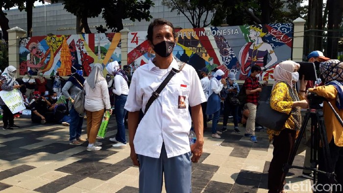 Ortu bernama Agung (46) berseragam SMA di Aksi Demo soal PPDB DKI 2020 (Rahel Narda Chaterine)