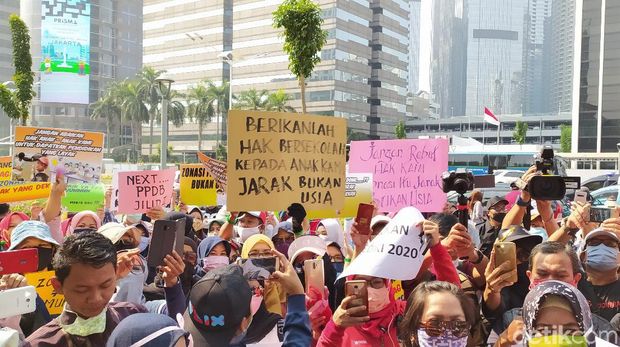 Ortu demo di depan Kemendikbud, tuntut PPDB DKI 2020 dibatalkan