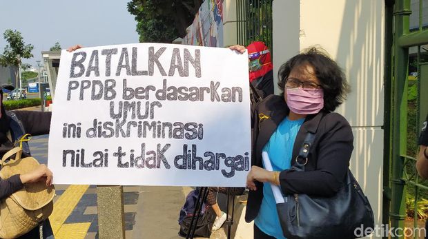 Ortu demo di depan Kemendikbud, tuntut PPDB DKI 2020 dibatalkan