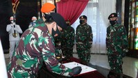 Dalam acara Sertijab tersebut, Kapuskes TNI dan Kasetum TNI yang baru melakukan penandatanganan pakta integritas dan berita acara serah terima jabatan, dilanjutkan dengan pengambilan sumpah jabatan yang dipimpin langsung oleh Panglima TNI.