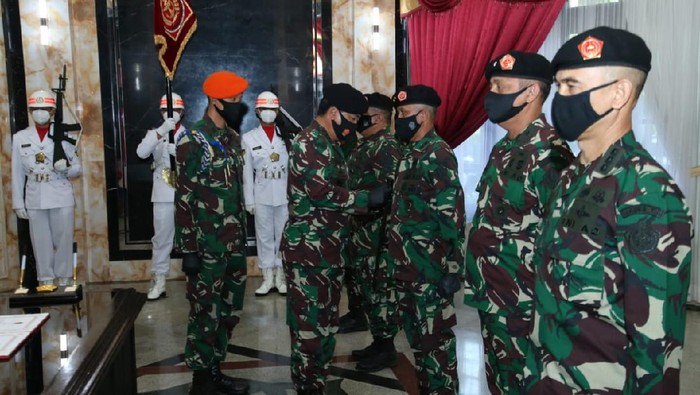 Panglima TNI Terima Penyerahan Jabatan Dankoopssus Panglima TNI Marsekal TNI Hadi Tjahjanto menerima penyerahan jabatan Dankoopssus TNI Mayjen TNI Rochadi.