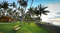 Bersantai sejenak sambil duduk melihat pantai dengan suasana nyiur hijau. Nikmat mana lagi yang kau dustakan?  (Instagram/vilasolongbanyuwangi)