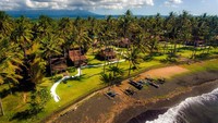 Untuk mencapainya, traveler pun harus sedikit berjalan dari pemukiman penduduk. Hanya ketika kamu sampai, panorama pantai yang dihiasi oleh rumput hijau dan pohon kelapa akan tampak memanjakan mata (Instagram/vilasolongbanyuwangi)