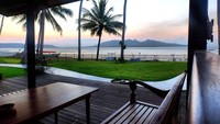 Jika ingin santai, traveler pun bisa bermalam di salah satu villa yang berlokasi tak jauh dari Pantai Solong. Liburanmu dijamin makin santai dan nyaman (Instagram/vilasolongbanyuwangi)
