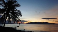 Jika mau lebih maksimal, kamu juga bisa menikmati sunrise yang mempesona dari pantai ini (Instagram/vilasolongbanyuwangi)