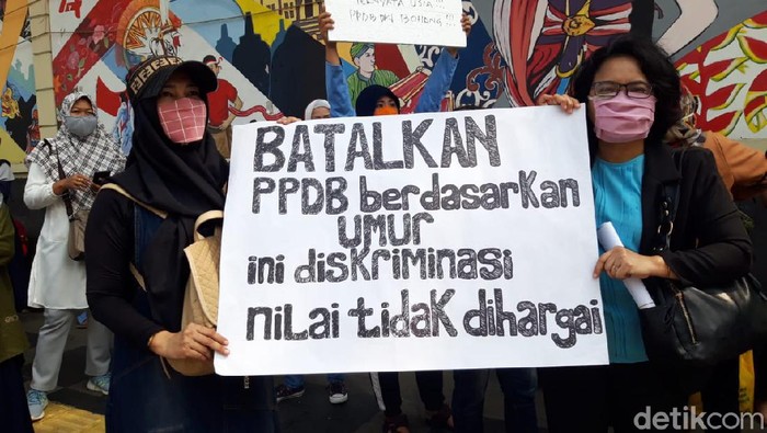 Para orang tua dan wali murid berunjukrasa di depan Kemendikbud, Jakarta.