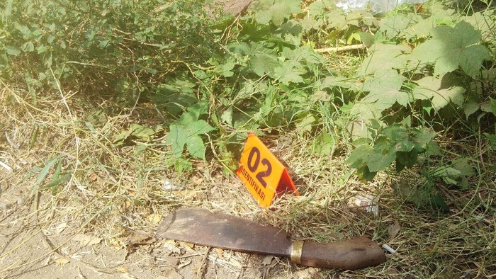 Parang dan balok yang ditemukan polisi di dekat penemuan mayat di Gowa, Sulsel (Mawan-detikcom).