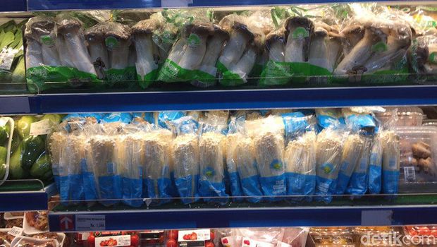 Pedagang pasar tradisional maupun modern di Surabaya enggan menjual jamur enoki