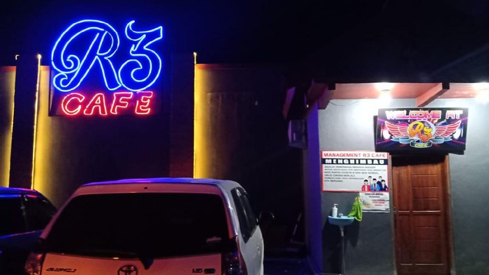 Polisi menggerebek sebuah kafe bernama R3 Cafe di Kecamatan Nglegok, Kabupaten Blitar. Dalam penggerebekan ini, polisi mengamankan 19 orang.