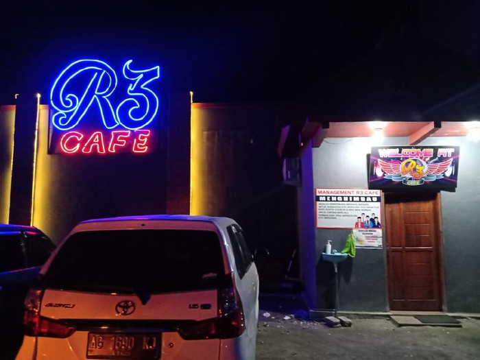 Polisi menggerebek sebuah kafe bernama R3 Cafe di Kecamatan Nglegok, Kabupaten Blitar. Dalam penggerebekan ini, polisi mengamankan 19 orang.