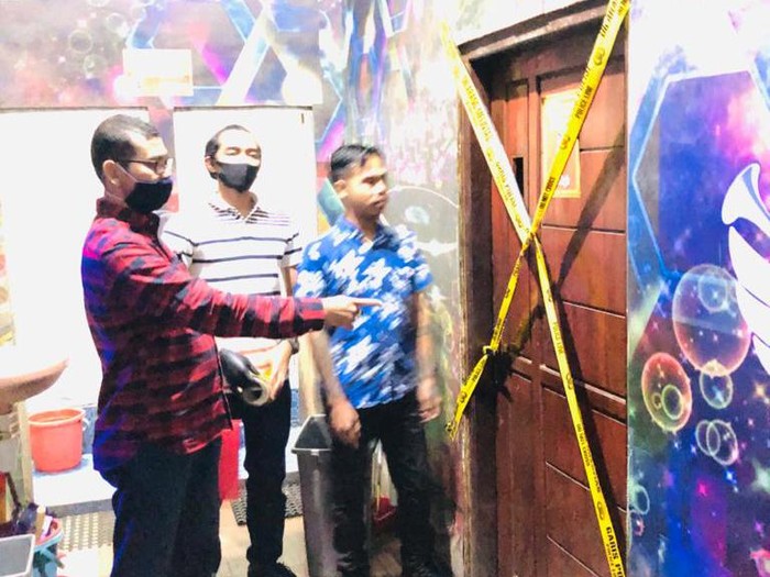 Polisi menggerebek sebuah kafe bernama R3 Cafe di Kecamatan Nglegok, Kabupaten Blitar. Dalam penggerebekan ini, polisi mengamankan 19 orang.