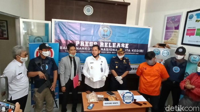 Seorang mahasiswa di Kota Kediri ditangkap karena mengkonsumsi ganja. Kepada petugas, ia mengaku mengonsumsi barang terlarang itu karena depresi.