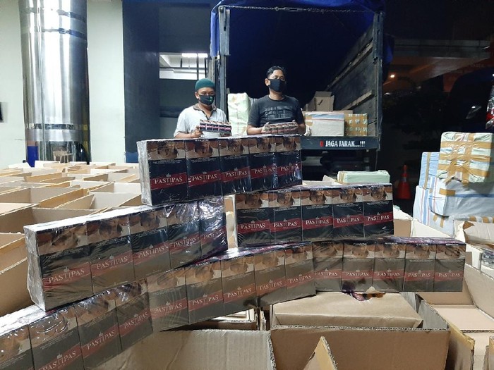 Penyelundupan 4,4 juta batang rokok ilegal dari Jawa ke Sumatera digagalkan, Senin (29/6/2020).