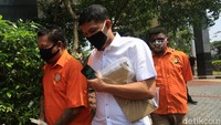 Para tersangka dibawa untuk ditunjukan kepada wartawan.