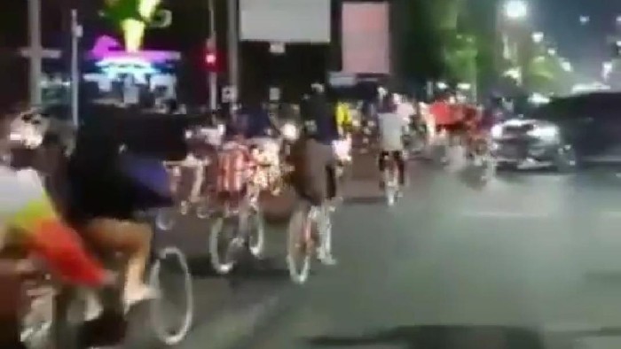 Pesepeda terobos lampu merah.