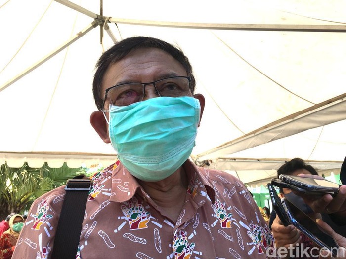 Wali Kota Surabaya Tri Rismaharini sujud di kaki Ketua Tim Penyakit Infeksi Emerging dan Remerging (Pinere) RSU dr Soetomo, dr Sudarsono. Aksi itu terjadi saat audiensi bersama Ikatan Dokter Indonesia (IDI) Jatim dan Surabaya.