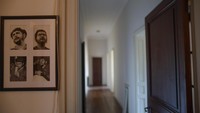 Sejumlah bingkai foto berisi potret Chue Guevara pun terpasang di sejumlah sudut ruangan di dalam apartemen tersebut.