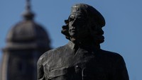 Sosok Che Guevara pun diketahui memiliki peran penting dalam revolusi Kuba pada tahun 1953-1959 saat ia bersama sejumlah toko lainnya berhasil menggulingkan kepemimpinan diktator Fulgencio Batista.