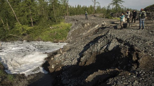 This Sunday, June 28, 2020, handout photo released by Greenpeace, shows an excavator disassembling a pipe from a Norilsk Nickel enrichment plant that was draining into a river which runs into the lake near Norilsk, 2,900 kilometers (1,800 miles) northeast of Moscow, Russia. Norilsk Nickel enrichment plant management said Sunday that it improperly pumped wastewater into the Arctic tundra and that it has suspended the responsible employees. The statement from Nornickel is the second time in a month the company has been connected to pollution in the ecologically delicate region. (Dmitry Sharomov, Greenpeace via AP)
